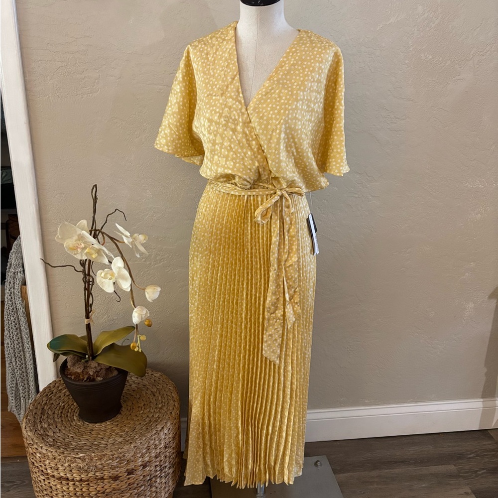 Studio One Yellow Polka Dot Pleated Dress with Tie Waist Sz 8 NWT